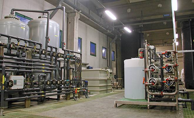 Reverse osmosis systems and selective polishing with chelating resins