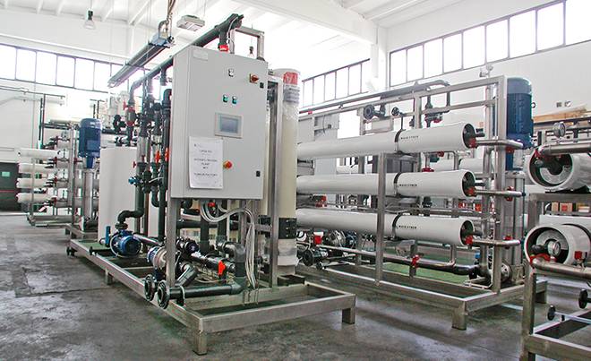 Impianti di osmosi in officina, pronti per la spedizione